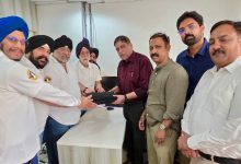 Photo of ਕਸਟਮਜ਼ ਵਿਭਾਗ ਨੇ ਜਬਤ ਕੀਤੀਆਂ 35 ਕਿਰਪਾਨਾਂ ਤੇ ਗਾਤਰੇ ਕੀਤੇ ਵਾਪਸ ; ਹਵਾਈ ਅੱਡਿਆਂ ਤੇ ਸੁਰੱਖਿਆ ਜਾਂਚਾਂ ਬਾਰੇ ਮੁੜ ਚਰਚਾ ਛਿੜੀ