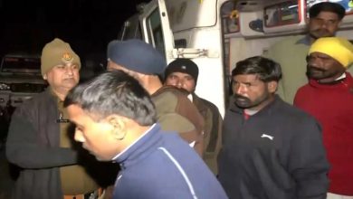 ਪਾਕਿਸਤਾਨ ਤੋਂ ਰਿਹਾਅ ਹੋ ਅਟਾਰੀ–ਵਾਘਾ ਸਰਹੱਦ ਪਹੁੰਚੇ 7 ਭਾਰਤੀ ਨਾਗਰਿਕ, ਪਰਿਵਾਰਾਂ ਨਾਲ ਭਾਵੁਕ ਮਿਲਾਪ 4 Photo of ਪਾਕਿਸਤਾਨ ਤੋਂ ਰਿਹਾਅ ਹੋ ਅਟਾਰੀ–ਵਾਘਾ ਸਰਹੱਦ ਪਹੁੰਚੇ 7 ਭਾਰਤੀ ਨਾਗਰਿਕ, ਪਰਿਵਾਰਾਂ ਨਾਲ ਭਾਵੁਕ ਮਿਲਾਪ