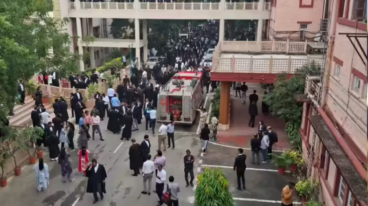 ਰਾਜਸਥਾਨ ਹਾਈ ਕੋਰਟ ਜੈਪੁਰ ਬੈਂਚ ਨੂੰ ਬੰਬ ਨਾਲ ਉਡਾਉਣ ਦੀ ਧਮਕੀ ਮਿਲੀ: ਈਮੇਲ ਵਿੱਚ ਲਿਖਿਆ ਹੈ: ਸੀਜੇਆਈ ਦਾ ਦੌਰਾ ਰੱਦ ਕਰੋ 1 j