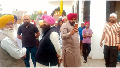 Photo of ‘ਆਪ’ ਆਗੂ ‘ਤੇ ਲੱਗੇ ਬੇਅਦਬੀ ਦੀ ਕੋਸ਼ਿਸ਼ ਦੇ ਦੋਸ਼! ਗੁਰੂ ਘਰ ‘ਚ ਇਕੱਠੀ ਹੋ ਗਈ ਸੰਗਤ
