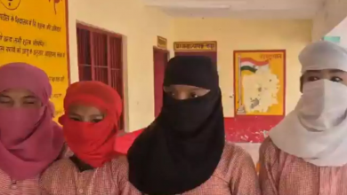 Photo of ਸਰ ਸਾਨੂੰ ਦਿਖਾਉਂਦੇ ਹਨ  ਗੰਦੇ ਵੀਡੀਓ,  ਉੱਤਰ ਪ੍ਰਦੇਸ਼ ਵਿੱਚ ਇੱਕ ਅਧਿਆਪਕ ਵਿਰੁੱਧ ਵਿਦਿਆਰਥਣਾਂ ਨਾਲ ਜਿਨਸੀ ਸ਼ੋਸ਼ਣ ਕਰਨ ਦਾ ਲਾਇਆ ਦੋਸ਼, ਮੁਲਜ਼ਮ ਫਰਾਰ