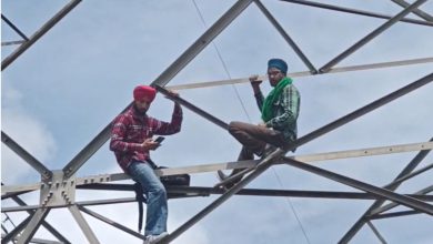 Photo of ਗੁਰਦਾਸਪੁਰ ‘ਚ ਨਿਆਂ ਦੀ ਮੰਗ ਲਈ 200 ਫੁੱਟ ਉੱਚੇ ਟਾਵਰ ਤੇ ਚੜ੍ਹੇ ਪਿਓ-ਪੁੱਤ