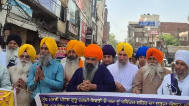 Photo of ਸ੍ਰੀ ਦਰਬਾਰ ਸਾਹਿਬ ਵਾਲੇ ਰਸਤੇ ਤੇ ਸੰਗਤਾਂ ਨੂੰ ਤੰਗ ਕਰਨ ਵਾਲੇ ਦਾ ਨਹਿੰਗਾਂ ਨੇ ਕੀਤਾ ਕੁਟਾਪਾ