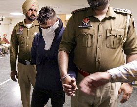 Photo of ਜ਼ਮਾਨਤ ‘ਤੇ ਬਾਹਰ ਆਇਆ ਤਸਕਰ ਭੱਜਿਆ ਵਿਦੇਸ਼, ਸਸਪੈਂਡਿਡ CIA ਸਟਾਫ਼ ਇੰਚਾਰਜ ਸਣੇ 6 ਖਿਲ਼ਾਫ ਕੇਸ ਦਰਜ