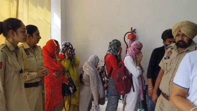 Photo of ਬਰਨਾਲਾ ਬੱਸ ਸਟੈਂਡ ਨੇੜੇ ਹੋਟਲ ‘ਤੇ ਰੇਡ, ਪੁਲਿਸ ਨੇ 10 ਮੁਡੇ-ਕੁੜੀਆਂ ਨੂੰ ਕੀਤਾ ਅਰੈਸਟ, ਸਥਾਨਕ ਲੋਕ ਬੋਲੇ- ਇੱਕ ਲੜਕੀ ਨਾਲ 3 ਮੁੰਡੇ ਜਾਂਦੇ ਸੀ ਅੰਦਰ