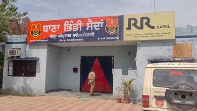 Photo of ਅੰਮ੍ਰਿਤਸਰ ਪੁਲਿਸ ਟੀਮ ‘ਤੇ ਪੱਥਰਬਾਜ਼ੀ ‘ਚ 2 ਜ਼ਖਮੀ, ਗ੍ਰਨੇਡ ਅਟੈਕ ਮਾਮਲੇ ‘ਚ ਸ਼ੱਕੀ ਦੀ ਕਰਨ ਗਏ ਸਨ ਜਾਂਚ