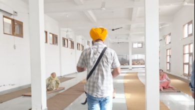 Photo of ਫ਼ਰੀਦਕੋਟ ਦੇ ਗੁਰਦੁਆਰਾ ਸਾਹਿਬ ‘ਚ ਸਿੱਖ ਜਥੇਬੰਦੀਆਂ ਵੱਲੋਂ ਰੁਕਵਾਈ ਗਈ ਯੋਗਾ ਕਲਾਸ, ਬੋਲੇ- ‘ਗੁਰੂ ਘਰ ‘ਚ ਇਹ ਬਰਦਾਸ਼ਤ ਨਹੀਂ’