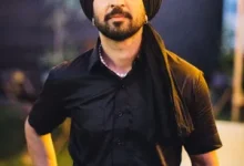 Photo of ਵੱਡੀ ਖ਼ਬਰ: ਦਿਲਜੀਤ ਦੋਸਾਂਝ ਦੀ ਫਿਲਮ ‘ਪੰਜਾਬ 95’ ਦਾ ਨਾਂ ਬਦਲ ਕੇ ਹੋਇਆ ‘ਸਤਲੁਜ’; OTT ‘ਤੇ ਹੋਈ ਰਿਲੀਜ਼ਕਈ ਤਰ੍ਹਾਂ ਦੀਆਂ ਰੁਕਾਵਟਾਂ, ਵਿਵਾਦਾਂ ਅਤੇ ਲੰਬੀ ਉਡੀਕ ਤੋਂ ਬਾਅਦ, ਮਸ਼ਹੂਰ ਅਦਾਕਾਰ ਤੇ ਗਾਇਕ ਦਿਲਜੀਤ ਦੋਸਾਂਝ ਦੀ ਬਹੁ-ਚਰਚਿਤ ਫਿਲਮ ਆਖ਼ਰਕਾਰ ਓਟੀਟੀ ਪਲੇਟਫਾਰਮ ZEE5 ‘ਤੇ ਰਿਲੀਜ਼ ਹੋ ਗਈ ਹੈ। ਇਸ ਫਿਲਮ ਦਾ ਨਾਂ, ਜੋ ਪਹਿਲਾਂ ‘ਪੰਜਾਬ 95’ (Punjab 95) ਰੱਖਿਆ ਗਿਆ ਸੀ, ਹੁਣ ਬਦਲ ਕੇ ‘ਸਤਲੁਜ’ (Satluj) ਕਰ ਦਿੱਤਾ ਗਿਆ ਹੈ। ਇਹ ਫਿਲਮ ਪ੍ਰਸਿੱਧ ਮਨੁੱਖੀ ਅਧਿਕਾਰ ਕਾਰਕੁਨ ਭਾਈ ਜਸਵੰਤ ਸਿੰਘ ਖਾਲੜਾ ਦੀ ਜ਼ਿੰਦਗੀ ‘ਤੇ ਆਧਾਰਿਤ ਹੈ, ਜੋ 1995 ਵਿੱਚ ਰਹੱਸਮਈ ਹਾਲਾਤ ਵਿੱਚ ਲਾਪਤਾ ਹੋ ਗਏ ਸਨ।  ਹਨੀ ਤ੍ਰਿਹਾਨ ਦੇ ਨਿਰਦੇਸ਼ਨ ਹੇਠ ਬਣੀ ਅਤੇ RSVP ਤੇ ਮੈਕਗਫਿਨ ਪਿਕਚਰਸ (MacGuffin Pictures) ਵੱਲੋਂ ਪ੍ਰੋਡਿਊਸ ਕੀਤੀ ਗਈ ਇਸ ਫਿਲਮ ਵਿੱਚ ਦਿਲਜੀਤ ਦੋਸਾਂਝ ਤੋਂ ਇਲਾਵਾ ਅਰਜੁਨ ਰਾਮਪਾਲ, ਕੰਵਲਜੀਤ ਸਿੰਘ, ਸੁਵਿੰਦਰ ਵਿੱਕੀ ਅਤੇ ਗੀਤਿਕਾ ਵਿਦਿਆ ਓਹਲਿਆਨ ਨੇ ਮੁੱਖ ਭੂਮਿਕਾਵਾਂ ਨਿਭਾਈਆਂ ਹਨ। ਫਿਲਮ ਬਾਰੇ ਗੱਲ ਕਰਦਿਆਂ ਦਿਲਜੀਤ ਦੋਸਾਂਝ ਨੇ ਇੱਕ ਨੋਟ ਵਿੱਚ ਆਪਣੀਆਂ ਭਾਵਨਾਵਾਂ ਸਾਂਝੀਆਂ ਕੀਤੀਆਂ।  ਉਨ੍ਹਾਂ ਕਿਹਾ, “ਭਾਈ ਜਸਵੰਤ ਸਿੰਘ ਖਾਲੜਾ ਜੀ ਦੀ ਸ਼ਹਾਦਤ ਅਤੇ ਮਨੁੱਖਤਾ ਲਈ ਉਨ੍ਹਾਂ ਦਾ ਯੋਗਦਾਨ ਹੀ ਸਭ ਤੋਂ ਵੱਡਾ ਕਾਰਨ ਸੀ ਕਿ ਮੈਂ ਇਸ ਫਿਲਮ ਦਾ ਹਿੱਸਾ ਬਣਨਾ ਚੁਣਿਆ। ਜਦੋਂ ਮੈਂ ਪਹਿਲੀ ਵਾਰ ਇਸ ਦੀ ਸਕ੍ਰਿਪਟ ਸੁਣੀ, ਤਾਂ ਇਸ ਨੇ ਮੈਨੂੰ ਅੰਦਰ ਤੱਕ ਹਿਲਾ ਕੇ ਰੱਖ ਦਿੱਤਾ, ਕਿਉਂਕਿ ਇਹ ਅਸਲ ਲੋਕਾਂ ਦੇ ਸੰਘਰਸ਼ਾਂ ਅਤੇ ਕੁਰਬਾਨੀਆਂ ‘ਤੇ ਆਧਾਰਿਤ ਹੈ। ਇੱਕ ਕਲਾਕਾਰ ਵਜੋਂ ਅਜਿਹੀਆਂ ਸੱਚੀਆਂ ਕਹਾਣੀਆਂ ਦਾ ਹਿੱਸਾ ਬਣਨ ਦੇ ਮੌਕੇ ਬਹੁਤ ਘੱਟ ਮਿਲਦੇ ਹਨ। ਮੈਂ ਇਸ ਪ੍ਰੇਰਨਾਦਾਇਕ ਕਿਰਦਾਰ ਨੂੰ ਪੂਰੀ ਸੱਚਾਈ, ਇਮਾਨਦਾਰੀ ਅਤੇ ਸਤਿਕਾਰ ਨਾਲ ਨਿਭਾਉਣ ਦੀ ਆਪਣੀ ਜ਼ਿੰਮੇਵਾਰੀ ਸਮਝੀ।”   ਉਨ੍ਹਾਂ ਅੱਗੇ ਕਿਹਾ, “‘ਸਤਲੁਜ’ ਦਲੇਰੀ, ਦ੍ਰਿੜ੍ਹਤਾ ਅਤੇ ਮਨੁੱਖਤਾ ਦੀ ਕਹਾਣੀ ਹੈ ਅਤੇ ਇਹ ਮੇਰੇ ਕਰੀਅਰ ਦੇ ਸਭ ਤੋਂ ਯਾਦਗਾਰੀ ਤਜ਼ਰਬਿਆਂ ਵਿੱਚੋਂ ਇੱਕ ਹੈ। ਮੈਂ ਖ਼ੁਸ਼ ਹਾਂ ਕਿ ਦੁਨੀਆ ਭਰ ਦੇ ਦਰਸ਼ਕ ਹੁਣ ਇਸ ਨੂੰ ZEE5 ‘ਤੇ ਦੇਖ ਸਕਦੇ ਹਨ।”  ਤਿੰਨ ਵਾਰ ਬਦਲਿਆ ਗਿਆ ਫਿਲਮ ਦਾ ਨਾਂ  ਇਸ ਫਿਲਮ ਨੂੰ ਰਿਲੀਜ਼ ਦੇ ਪੜਾਅ ਤੱਕ ਪਹੁੰਚਣ ਲਈ ਤਿੰਨ ਵੱਖ-ਵੱਖ ਨਾਵਾਂ ਦੇ ਦੌਰ ਵਿੱਚੋਂ ਲੰਘਣਾ ਪਿਆ। ਸਭ ਤੋਂ ਪਹਿਲਾਂ ਇਸ ਫਿਲਮ ਦਾ ਨਾਂ ‘ਘੱਲੂਘਾਰਾ’ ਰੱਖਿਆ ਗਿਆ ਸੀ, ਜੋ ਕਿ ਸਿੱਖਾਂ ਦੇ ਹੋਏ ਵੱਡੇ ਕਤਲੇਆਮ ਦੇ ਇਤਿਹਾਸਕ ਸੰਦਰਭ ਨੂੰ ਦਰਸਾਉਂਦਾ ਹੈ। ਸਾਲ 2022 ਦੇ ਅਖੀਰ ਵਿੱਚ ਜਦੋਂ ਨਿਰਮਾਤਾਵਾਂ ਨੇ ਸੈਂਸਰ ਬੋਰਡ (CBFC) ਕੋਲ ਸਰਟੀਫਿਕੇਟ ਲਈ ਅਪਲਾਈ ਕੀਤਾ, ਤਾਂ ਛੇ ਮਹੀਨਿਆਂ ਦੀ ਲੰਬੀ ਪ੍ਰਕਿਰਿਆ ਤੋਂ ਬਾਅਦ ਬੋਰਡ ਨੇ ਫਿਲਮ ਵਿੱਚ 21 ਕੱਟ ਲਗਾਉਣ ਅਤੇ ਨਾਂ ਬਦਲ ਕੇ ‘ਪੰਜਾਬ 95’ ਕਰਨ ਦਾ ਆਦੇਸ਼ ਦਿੱਤਾ।  ਨਿਰਮਾਤਾ ਕੰਪਨੀ RSVP ਨੇ ਇਸ ਫੈਸਲੇ ਖ਼ਿਲਾਫ਼ ਬੰਬੇ ਹਾਈ ਕੋਰਟ ਤੱਕ ਪਹੁੰਚ ਕੀਤੀ ਸੀ। ਇਸ ਦੌਰਾਨ ਰਾਜਨੀਤਿਕ ਕਾਰਨਾਂ ਕਰਕੇ ਫਿਲਮ ਨੂੰ ਸਾਲ 2023 ਦੇ ‘ਟੋਰਾਂਟੋ ਇੰਟਰਨੈਸ਼ਨਲ ਫਿਲਮ ਫੈਸਟੀਵਲ’ (TIFF) ਦੇ ਪ੍ਰੀਮੀਅਰ ਤੋਂ ਵੀ ਹਟਾ ਲਿਆ ਗਿਆ ਸੀ। ਨਿਰਦੇਸ਼ਕ ਹਨੀ ਤ੍ਰਿਹਾਨ ਨੇ ਇੱਕ ਬਿਆਨ ਵਿੱਚ ਪੁਸ਼ਟੀ ਕੀਤੀ ਕਿ ਪੁਰਾਣਾ ਟਾਈਟਲ ਨਾ ਮਿਲਣ ਕਰਕੇ ਹੁਣ ਇਸ ਫਿਲਮ ਦਾ ਨਾਂ ‘ਸਤਲੁਜ’ ਰੱਖਿਆ ਗਿਆ ਹੈ। ਉਨ੍ਹਾਂ ਕਿਹਾ ਕਿ ਇਹ ਫਿਲਮ ਸਿਰਫ਼ ਇੱਕ ਵਿਅਕਤੀ ਦੀ ਕਹਾਣੀ ਨਹੀਂ, ਬਲਕਿ ਮੁਸ਼ਕਿਲ ਹਾਲਾਤਾਂ ਵਿੱਚ ਮਨੁੱਖੀ ਜਜ਼ਬੇ ਦੀ ਜਿੱਤ ਨੂੰ ਇੱਕ ਸ਼ਰਧਾਂਜਲੀ ਹੈ।     Follow