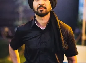 Photo of ਵੱਡੀ ਖ਼ਬਰ: ਦਿਲਜੀਤ ਦੋਸਾਂਝ ਦੀ ਫਿਲਮ ‘ਪੰਜਾਬ 95’ ਦਾ ਨਾਂ ਬਦਲ ਕੇ ਹੋਇਆ ‘ਸਤਲੁਜ’; OTT ‘ਤੇ ਹੋਈ ਰਿਲੀਜ਼ਕਈ ਤਰ੍ਹਾਂ ਦੀਆਂ ਰੁਕਾਵਟਾਂ, ਵਿਵਾਦਾਂ ਅਤੇ ਲੰਬੀ ਉਡੀਕ ਤੋਂ ਬਾਅਦ, ਮਸ਼ਹੂਰ ਅਦਾਕਾਰ ਤੇ ਗਾਇਕ ਦਿਲਜੀਤ ਦੋਸਾਂਝ ਦੀ ਬਹੁ-ਚਰਚਿਤ ਫਿਲਮ ਆਖ਼ਰਕਾਰ ਓਟੀਟੀ ਪਲੇਟਫਾਰਮ ZEE5 ‘ਤੇ ਰਿਲੀਜ਼ ਹੋ ਗਈ ਹੈ। ਇਸ ਫਿਲਮ ਦਾ ਨਾਂ, ਜੋ ਪਹਿਲਾਂ ‘ਪੰਜਾਬ 95’ (Punjab 95) ਰੱਖਿਆ ਗਿਆ ਸੀ, ਹੁਣ ਬਦਲ ਕੇ ‘ਸਤਲੁਜ’ (Satluj) ਕਰ ਦਿੱਤਾ ਗਿਆ ਹੈ। ਇਹ ਫਿਲਮ ਪ੍ਰਸਿੱਧ ਮਨੁੱਖੀ ਅਧਿਕਾਰ ਕਾਰਕੁਨ ਭਾਈ ਜਸਵੰਤ ਸਿੰਘ ਖਾਲੜਾ ਦੀ ਜ਼ਿੰਦਗੀ ‘ਤੇ ਆਧਾਰਿਤ ਹੈ, ਜੋ 1995 ਵਿੱਚ ਰਹੱਸਮਈ ਹਾਲਾਤ ਵਿੱਚ ਲਾਪਤਾ ਹੋ ਗਏ ਸਨ। ਹਨੀ ਤ੍ਰਿਹਾਨ ਦੇ ਨਿਰਦੇਸ਼ਨ ਹੇਠ ਬਣੀ ਅਤੇ RSVP ਤੇ ਮੈਕਗਫਿਨ ਪਿਕਚਰਸ (MacGuffin Pictures) ਵੱਲੋਂ ਪ੍ਰੋਡਿਊਸ ਕੀਤੀ ਗਈ ਇਸ ਫਿਲਮ ਵਿੱਚ ਦਿਲਜੀਤ ਦੋਸਾਂਝ ਤੋਂ ਇਲਾਵਾ ਅਰਜੁਨ ਰਾਮਪਾਲ, ਕੰਵਲਜੀਤ ਸਿੰਘ, ਸੁਵਿੰਦਰ ਵਿੱਕੀ ਅਤੇ ਗੀਤਿਕਾ ਵਿਦਿਆ ਓਹਲਿਆਨ ਨੇ ਮੁੱਖ ਭੂਮਿਕਾਵਾਂ ਨਿਭਾਈਆਂ ਹਨ। ਫਿਲਮ ਬਾਰੇ ਗੱਲ ਕਰਦਿਆਂ ਦਿਲਜੀਤ ਦੋਸਾਂਝ ਨੇ ਇੱਕ ਨੋਟ ਵਿੱਚ ਆਪਣੀਆਂ ਭਾਵਨਾਵਾਂ ਸਾਂਝੀਆਂ ਕੀਤੀਆਂ। ਉਨ੍ਹਾਂ ਕਿਹਾ, “ਭਾਈ ਜਸਵੰਤ ਸਿੰਘ ਖਾਲੜਾ ਜੀ ਦੀ ਸ਼ਹਾਦਤ ਅਤੇ ਮਨੁੱਖਤਾ ਲਈ ਉਨ੍ਹਾਂ ਦਾ ਯੋਗਦਾਨ ਹੀ ਸਭ ਤੋਂ ਵੱਡਾ ਕਾਰਨ ਸੀ ਕਿ ਮੈਂ ਇਸ ਫਿਲਮ ਦਾ ਹਿੱਸਾ ਬਣਨਾ ਚੁਣਿਆ। ਜਦੋਂ ਮੈਂ ਪਹਿਲੀ ਵਾਰ ਇਸ ਦੀ ਸਕ੍ਰਿਪਟ ਸੁਣੀ, ਤਾਂ ਇਸ ਨੇ ਮੈਨੂੰ ਅੰਦਰ ਤੱਕ ਹਿਲਾ ਕੇ ਰੱਖ ਦਿੱਤਾ, ਕਿਉਂਕਿ ਇਹ ਅਸਲ ਲੋਕਾਂ ਦੇ ਸੰਘਰਸ਼ਾਂ ਅਤੇ ਕੁਰਬਾਨੀਆਂ ‘ਤੇ ਆਧਾਰਿਤ ਹੈ। ਇੱਕ ਕਲਾਕਾਰ ਵਜੋਂ ਅਜਿਹੀਆਂ ਸੱਚੀਆਂ ਕਹਾਣੀਆਂ ਦਾ ਹਿੱਸਾ ਬਣਨ ਦੇ ਮੌਕੇ ਬਹੁਤ ਘੱਟ ਮਿਲਦੇ ਹਨ। ਮੈਂ ਇਸ ਪ੍ਰੇਰਨਾਦਾਇਕ ਕਿਰਦਾਰ ਨੂੰ ਪੂਰੀ ਸੱਚਾਈ, ਇਮਾਨਦਾਰੀ ਅਤੇ ਸਤਿਕਾਰ ਨਾਲ ਨਿਭਾਉਣ ਦੀ ਆਪਣੀ ਜ਼ਿੰਮੇਵਾਰੀ ਸਮਝੀ।” ਉਨ੍ਹਾਂ ਅੱਗੇ ਕਿਹਾ, “‘ਸਤਲੁਜ’ ਦਲੇਰੀ, ਦ੍ਰਿੜ੍ਹਤਾ ਅਤੇ ਮਨੁੱਖਤਾ ਦੀ ਕਹਾਣੀ ਹੈ ਅਤੇ ਇਹ ਮੇਰੇ ਕਰੀਅਰ ਦੇ ਸਭ ਤੋਂ ਯਾਦਗਾਰੀ ਤਜ਼ਰਬਿਆਂ ਵਿੱਚੋਂ ਇੱਕ ਹੈ। ਮੈਂ ਖ਼ੁਸ਼ ਹਾਂ ਕਿ ਦੁਨੀਆ ਭਰ ਦੇ ਦਰਸ਼ਕ ਹੁਣ ਇਸ ਨੂੰ ZEE5 ‘ਤੇ ਦੇਖ ਸਕਦੇ ਹਨ।” ਤਿੰਨ ਵਾਰ ਬਦਲਿਆ ਗਿਆ ਫਿਲਮ ਦਾ ਨਾਂ ਇਸ ਫਿਲਮ ਨੂੰ ਰਿਲੀਜ਼ ਦੇ ਪੜਾਅ ਤੱਕ ਪਹੁੰਚਣ ਲਈ ਤਿੰਨ ਵੱਖ-ਵੱਖ ਨਾਵਾਂ ਦੇ ਦੌਰ ਵਿੱਚੋਂ ਲੰਘਣਾ ਪਿਆ। ਸਭ ਤੋਂ ਪਹਿਲਾਂ ਇਸ ਫਿਲਮ ਦਾ ਨਾਂ ‘ਘੱਲੂਘਾਰਾ’ ਰੱਖਿਆ ਗਿਆ ਸੀ, ਜੋ ਕਿ ਸਿੱਖਾਂ ਦੇ ਹੋਏ ਵੱਡੇ ਕਤਲੇਆਮ ਦੇ ਇਤਿਹਾਸਕ ਸੰਦਰਭ ਨੂੰ ਦਰਸਾਉਂਦਾ ਹੈ। ਸਾਲ 2022 ਦੇ ਅਖੀਰ ਵਿੱਚ ਜਦੋਂ ਨਿਰਮਾਤਾਵਾਂ ਨੇ ਸੈਂਸਰ ਬੋਰਡ (CBFC) ਕੋਲ ਸਰਟੀਫਿਕੇਟ ਲਈ ਅਪਲਾਈ ਕੀਤਾ, ਤਾਂ ਛੇ ਮਹੀਨਿਆਂ ਦੀ ਲੰਬੀ ਪ੍ਰਕਿਰਿਆ ਤੋਂ ਬਾਅਦ ਬੋਰਡ ਨੇ ਫਿਲਮ ਵਿੱਚ 21 ਕੱਟ ਲਗਾਉਣ ਅਤੇ ਨਾਂ ਬਦਲ ਕੇ ‘ਪੰਜਾਬ 95’ ਕਰਨ ਦਾ ਆਦੇਸ਼ ਦਿੱਤਾ। ਨਿਰਮਾਤਾ ਕੰਪਨੀ RSVP ਨੇ ਇਸ ਫੈਸਲੇ ਖ਼ਿਲਾਫ਼ ਬੰਬੇ ਹਾਈ ਕੋਰਟ ਤੱਕ ਪਹੁੰਚ ਕੀਤੀ ਸੀ। ਇਸ ਦੌਰਾਨ ਰਾਜਨੀਤਿਕ ਕਾਰਨਾਂ ਕਰਕੇ ਫਿਲਮ ਨੂੰ ਸਾਲ 2023 ਦੇ ‘ਟੋਰਾਂਟੋ ਇੰਟਰਨੈਸ਼ਨਲ ਫਿਲਮ ਫੈਸਟੀਵਲ’ (TIFF) ਦੇ ਪ੍ਰੀਮੀਅਰ ਤੋਂ ਵੀ ਹਟਾ ਲਿਆ ਗਿਆ ਸੀ। ਨਿਰਦੇਸ਼ਕ ਹਨੀ ਤ੍ਰਿਹਾਨ ਨੇ ਇੱਕ ਬਿਆਨ ਵਿੱਚ ਪੁਸ਼ਟੀ ਕੀਤੀ ਕਿ ਪੁਰਾਣਾ ਟਾਈਟਲ ਨਾ ਮਿਲਣ ਕਰਕੇ ਹੁਣ ਇਸ ਫਿਲਮ ਦਾ ਨਾਂ ‘ਸਤਲੁਜ’ ਰੱਖਿਆ ਗਿਆ ਹੈ। ਉਨ੍ਹਾਂ ਕਿਹਾ ਕਿ ਇਹ ਫਿਲਮ ਸਿਰਫ਼ ਇੱਕ ਵਿਅਕਤੀ ਦੀ ਕਹਾਣੀ ਨਹੀਂ, ਬਲਕਿ ਮੁਸ਼ਕਿਲ ਹਾਲਾਤਾਂ ਵਿੱਚ ਮਨੁੱਖੀ ਜਜ਼ਬੇ ਦੀ ਜਿੱਤ ਨੂੰ ਇੱਕ ਸ਼ਰਧਾਂਜਲੀ ਹੈ। Follow
