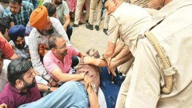 Photo of  ਚੰਡੀਗੜ੍ਹ ਪੁਲਿਸ ਨੇ ਪਸ਼ੂਆਂ ਵਾਂਗ ਗੱਡੀ ’ਚ ਸੁੱਟੇ ਅਧਿਆਪਕ ਅਤੇ ਸੜਕ ’ਤੇ ਘੜੀਸੀਆਂ ਧੀਆਂ