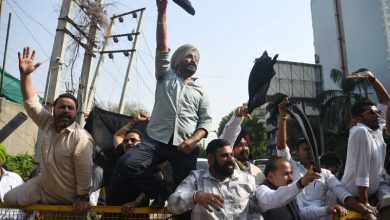 Photo of ਮੁੱਖ ਮੰਤਰੀ ਨੂੰ ਕਾਲੇ ਝੰਡੇ ਦਿਖਾਉਣ ਦਾ ਮਾਮਲਾ: SHO ਤੇ ASI ਸਮੇਤ 10 ਪੁਲਿਸ ਕਰਮਚਾਰੀ ਮੁਅੱਤਲ, 8 ਕਾਂਗਰਸੀ ਗ੍ਰਿਫ਼ਤਾਰ