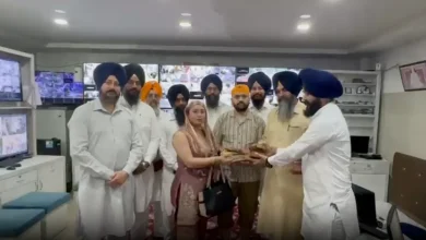 Photo of ਸੱਚਖੰਡ ਸ੍ਰੀ ਦਰਬਾਰ ਸਾਹਿਬ ਦੇ ਸੇਵਾਦਾਰਾਂ ਨੇ ਲੱਖਾਂ ਦੇ ਗਹਿਣਿਆਂ ਸਮੇਤ ਨਗਦੀ ਵਾਰਸਾਂ ਨੂੰ ਸੌਂਪੀ
