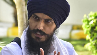Photo of ਪਿੰਡ ਹਰੀ ਨੌਂ ਦੇ ਲੋਕਾਂ ਦਾ ਵੱਡਾ ਫੈਸਲਾ, ਅੰਮ੍ਰਿਤਪਾਲ ਸਿੰਘ ਦੀ ਪਾਰਟੀ ਦੇ ਪ੍ਰਚਾਰ ‘ਤੇ ਲਾਈ ਰੋਕ; ਪੋਸਟਰ ਵੀ ਉਤਾਰੇ