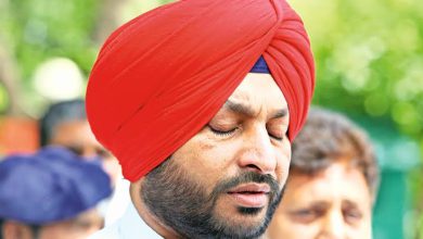 Photo of ਬਟਾਲਾ ਨੇੜੇ ਸਾਬਕਾ ਕੇਂਦਰੀ ਮੰਤਰੀ ਬਿੱਟੂ ਦੇ ਕਾਫ਼ਲੇ ‘ਤੇ ਹਮਲਾ, ਗੱਡੀਆਂ ਦੇ ਸ਼ੀਸ਼ੇ ਭੰਨੇ; ਸੁੱਟੇ ਆਂਡੇ ਤੇ ਟਮਾਟਰ