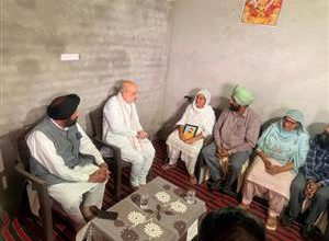Photo of ਅਮਿਤ ਸ਼ਾਹ ਨੇ ਬਿਕਰਮਜੀਤ ਦੇ ਪਰਿਵਾਰ ਨਾਲ ਕੀਤੀ ਮੁਲਾਕਾਤ, ਧੀ ਨੂੰ ਨੌਕਰੀ ਤੇ ਮਾਮਲੇ ਦੀ ਸੀਬੀਆਈ ਜਾਂਚ ਕਰਵਾਉਣ ਦਾ ਕੀਤਾ ਐਲਾਨ
