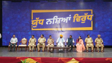 Photo of CM ਮਾਨ ਨੇ ਜਲੰਧਰ ‘ਚ ਅਧਿਕਾਰੀਆਂ ਨੂੰ ਕੀਤਾ ਸਨਮਾਨਿਤ, ਬੋਲੇ- ਇਮਾਨਦਾਰੀ ਨਾਲ ਕੰਮ ਕਰਨ ਵਾਲਿਆਂ ਨਾਲ ਸਰਕਾਰ